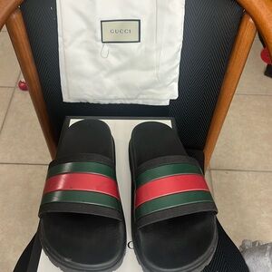 Gucci Flip Flops, black. Size 7